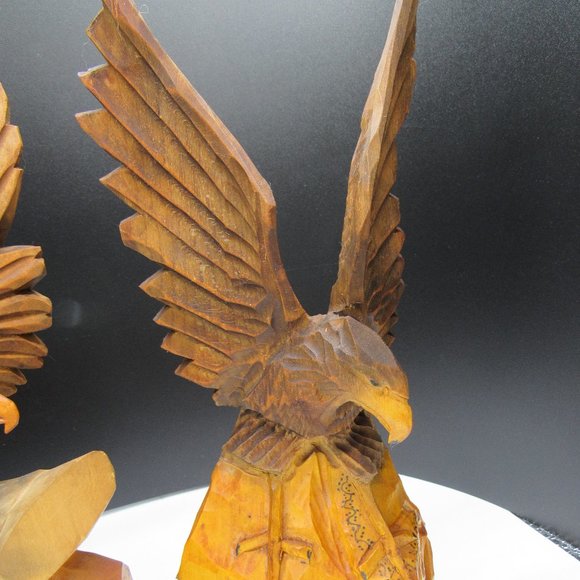 PAIR OF HAND CARVED WOODEN EAGLES. - Picture 6 of 9